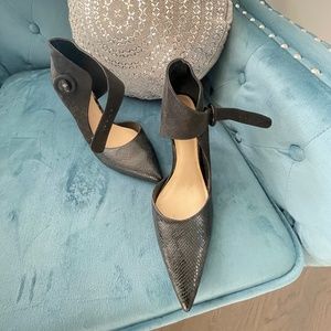 ONE TIME SALE !
Nine West Size 8 Leather and Suede Sexy Pump, Ankle Strap. NEW
